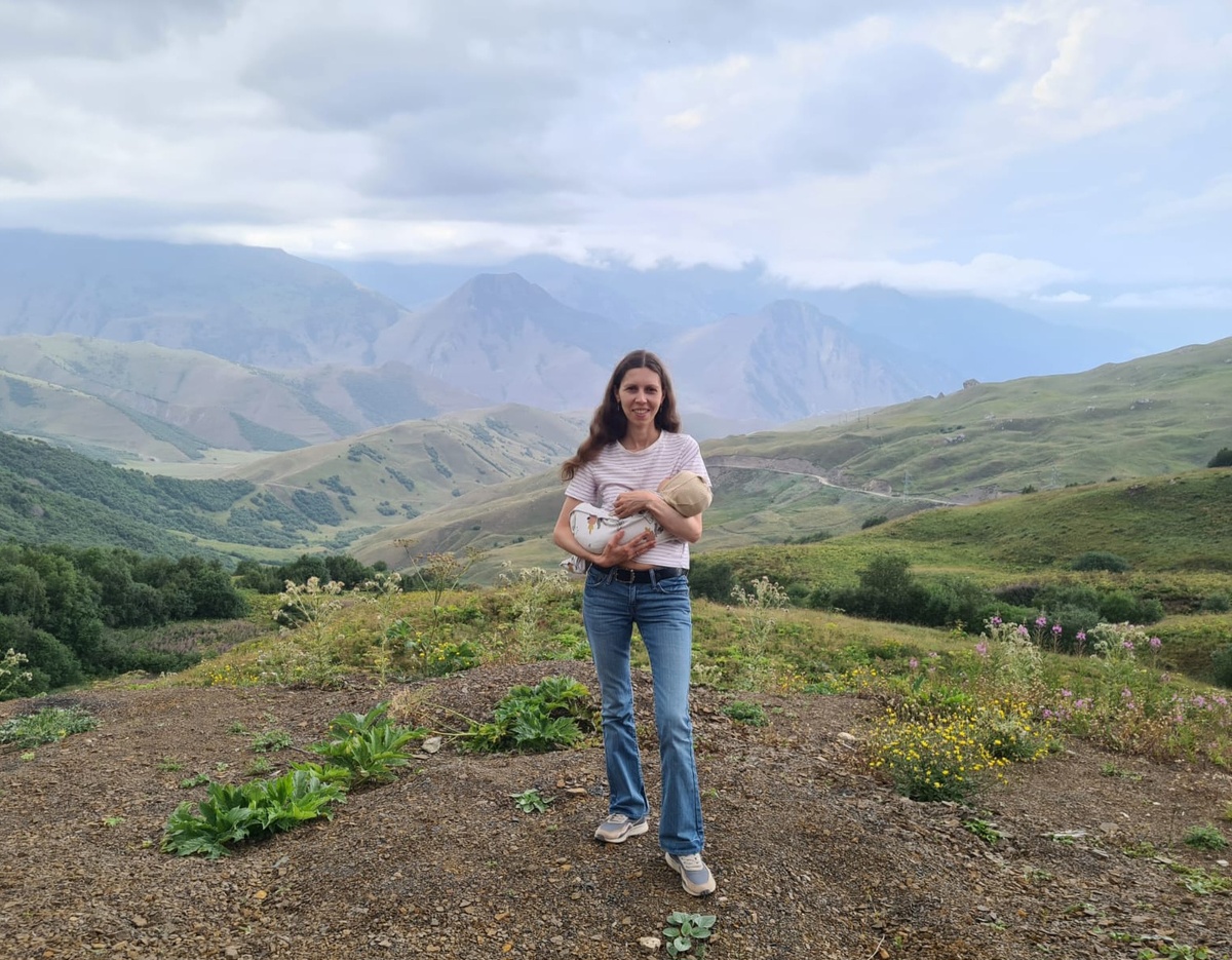 Путешествуем с Севочкой (шестым ребенком). Фото сделано на фоне гор в Северной Осетии. 