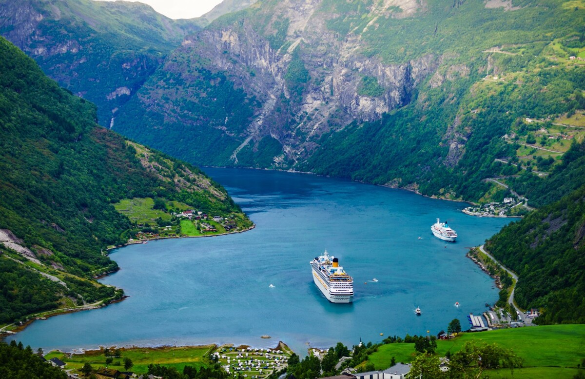 Круизный лайнер в одном из фьордов Норвегии
