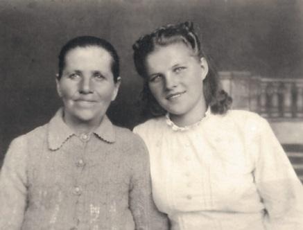 6 ноября 1947 года. Слева — бабушка Даша (Дарья Фёдоровна Варламова, в девичестве Портянкина). Справа — моя мама Галина Фёдоровна Варламова