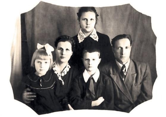 Стоит — Эля, Эльза ПяроКуньшина-Грязнова. Слева направо сидят: Галя
Куньшина, Анна Фёдоровна Куньшина (Варламова), Юра Куньшин, Борис Алексеевич Куньшин