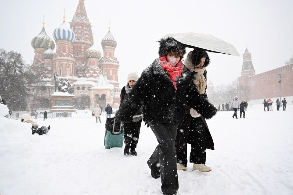    В Москве коммунальщики, дорожные службы и аэропорты борются с последствиями аномального снегопада. А синоптики уже предупреждают о новом снежном циклоне, который движется к столице и накроет ее в первые рабочие дни 2026 года, 12 и 13 января. Михаил ФРОЛОВ