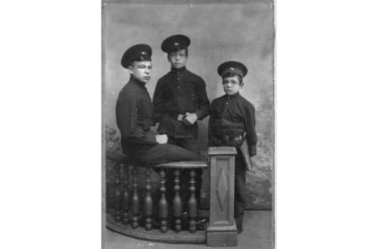 На фото 1914 года братья Говоровы. Леонид - крайний слева