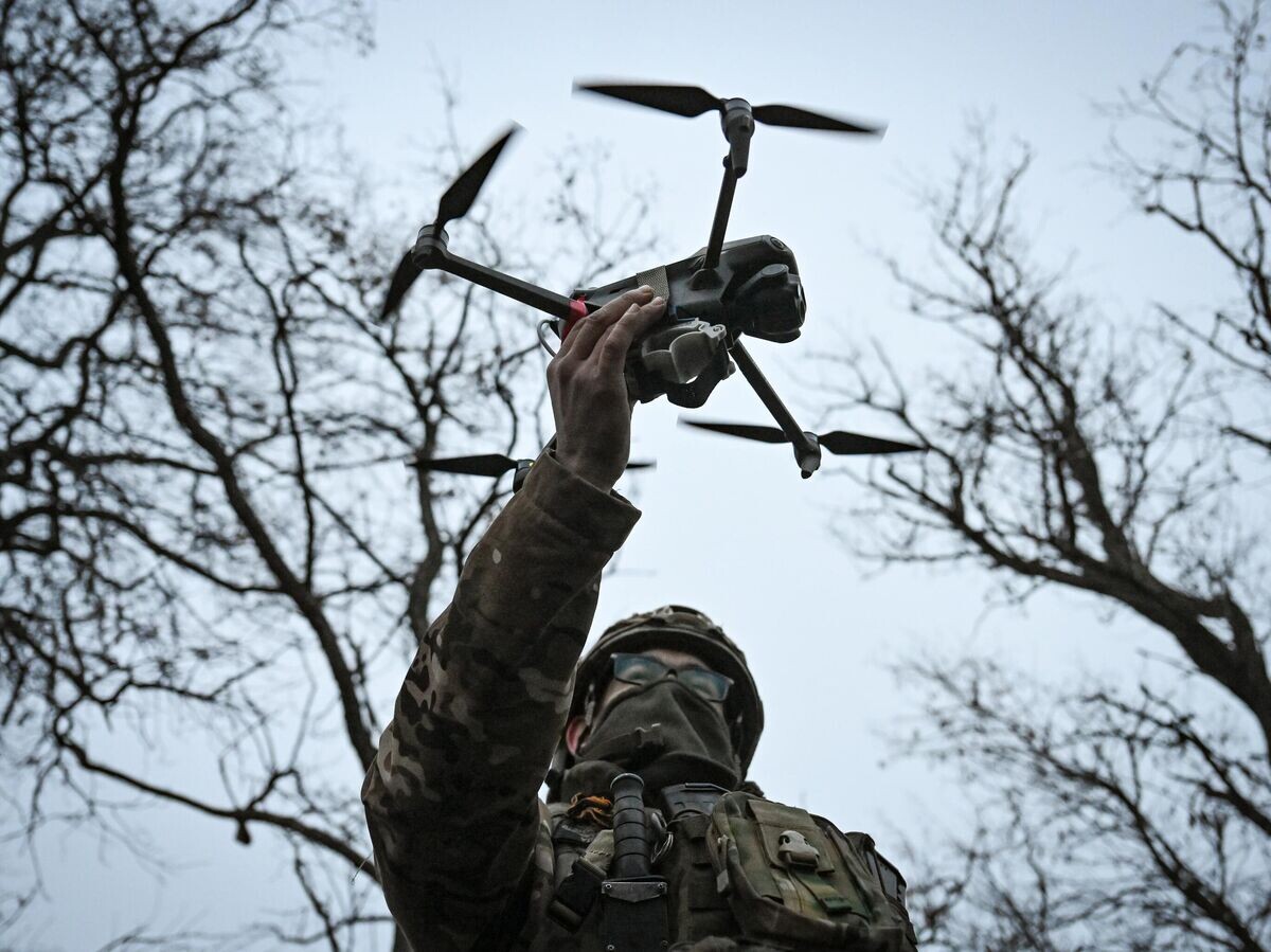    Военнослужащий ВС РФ запускает дрон в зоне СВО | © РИА Новости / Станислав Красильников
