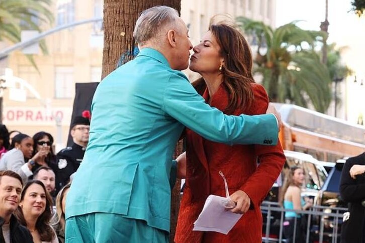     Моника Левински поцеловала актера фильма «Бурлеск» Алана Камминга на открытии его звезды, а он упал перед ней на колени