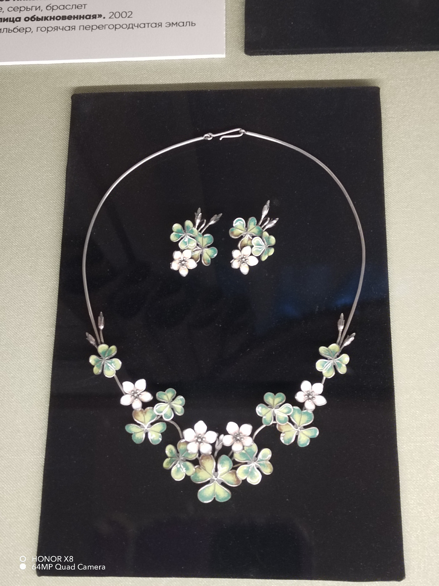 Посмотрите, какая тонкая работа.