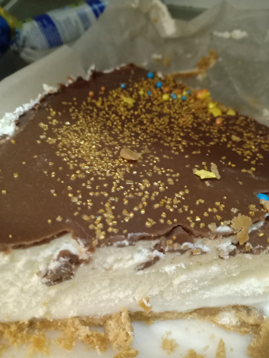 Рождественская птичка)Сверху украсила посыпкой-золотая крошка и звёзды,шарики.Целым, торт был похож на звёздное небо..