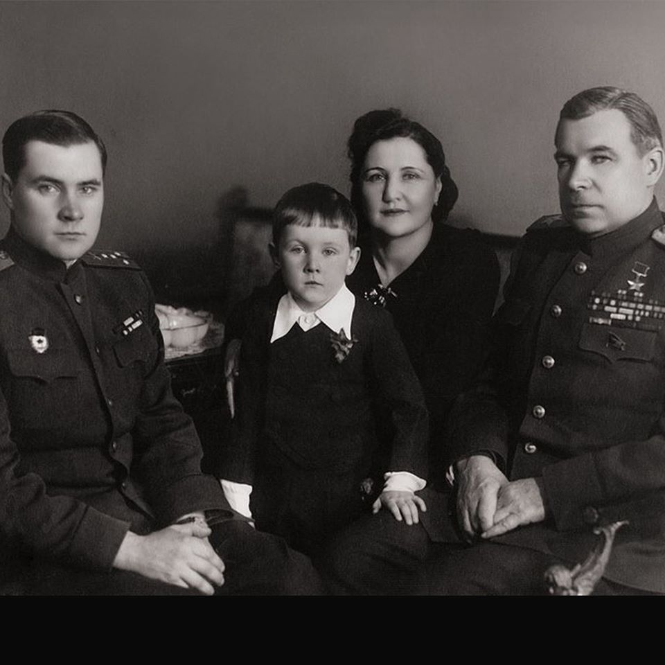 Л.А. Говоров с семьей