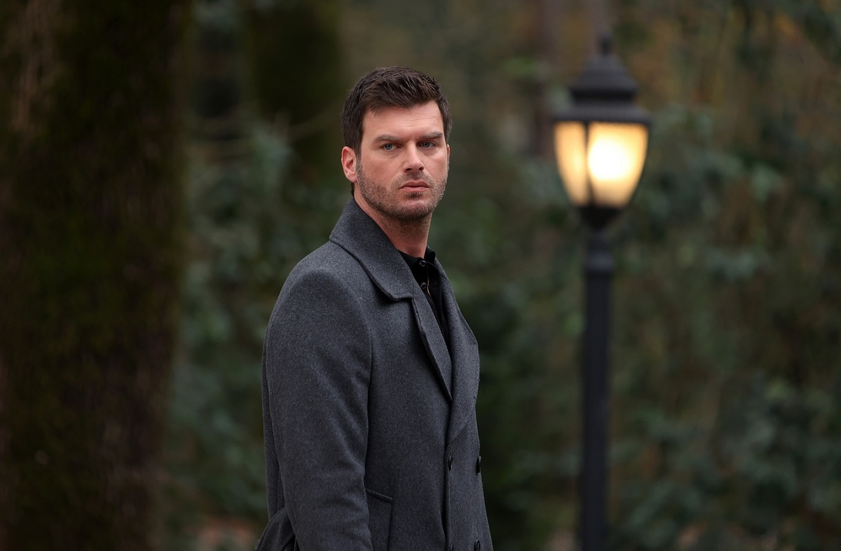 Турецкий сериал «Семья». В главных ролях — Кыванч Татлытуг и Серенай Сарыкая. 