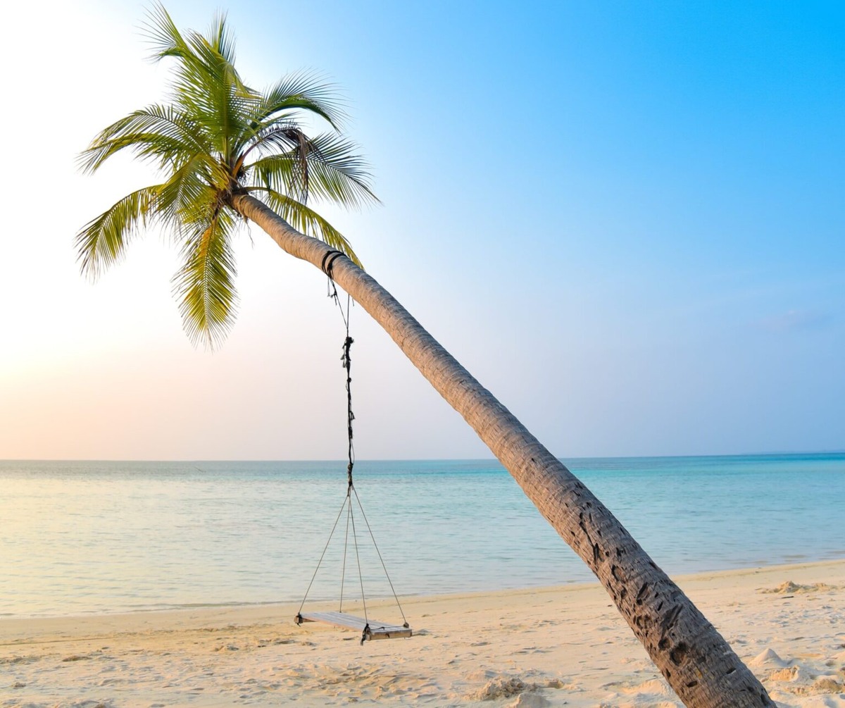 ТурцияЗдесь можно прикоснуться к истории побывав на древних руинах давно минувших эпох, закупиться сувенирами и специями на «Гранд Базаре», посетить легендарные турецкие бани и провести идеальный пляжный отдых в одном из множества отелей.  Температура воздуха летом в среднем +30°C, а с середины июня устанавливается наиболее комфортная для плавания температура воды: +23-25°C. Пляжи в Турции практически идеальные, многие не раз удостаивались «Голубого флага». Курорты щедры не только на разнообразие семейного отдыха, но и способны обрадовать любую категорию туристов шумными тусовками, яркой ночной жизнью, множеством действительно оригинальных и необычных экскурсий, прозрачным морем и чистейшим воздухом. Стоимость 7 ночей летом 2026 в Турции начинается от 85 000 ₽ за двоих.