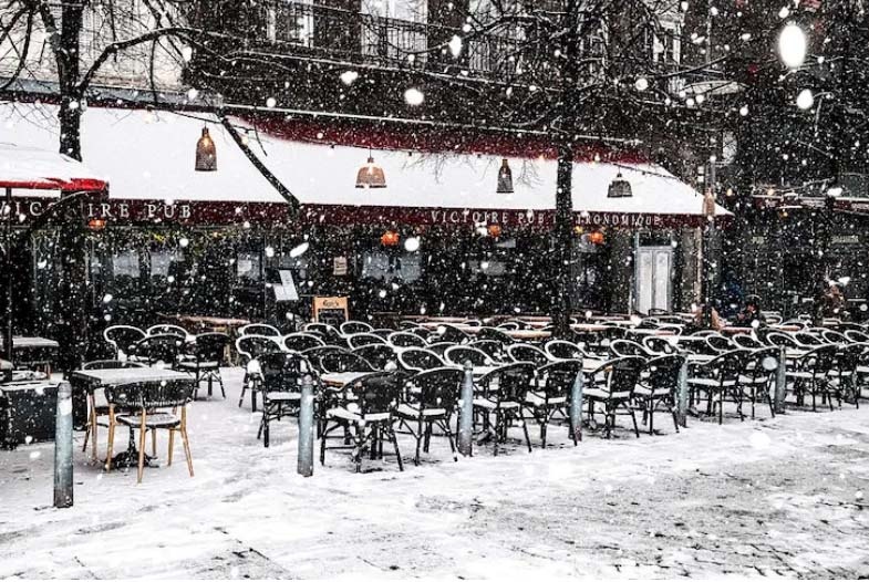 Пустое бистро в Клермон-Ферране (Getty images)