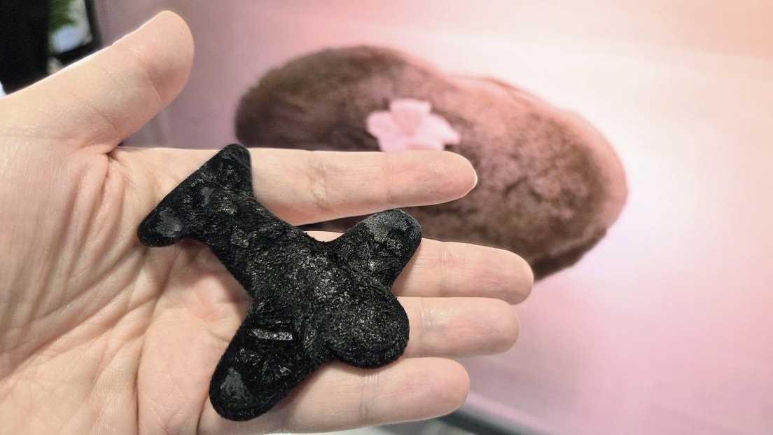    Soramatex — самый легкий в мире материал. Его показала японская компания Sora Materials. Плотность — от 0.0005 до 0.01 г/см³. Журналисты, которые потрогали образец на стенде, говорят, что его практически не чувствуешь в руках. Точный состав компания не раскрывает, упоминая лишь «углеродный порошок». Помимо легкости материал обещает электромагнитное экранирование, теплоизоляцию и звукопоглощение. Плюс заявлена возможность переработки.