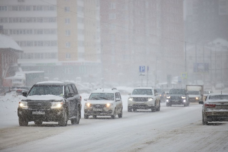    Власти планируют временно запрещать парковку на отдельных улицах ночью, чтобы техника могла работать эффективнее Николай ОБЕРЕМЧЕНКО