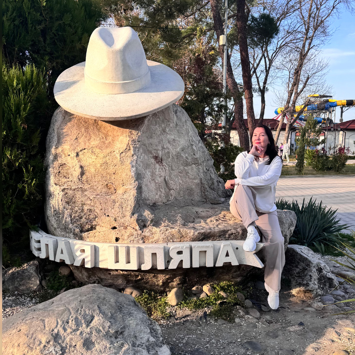 Привет, я Оксана. В марте 2024 года мы переехали из Перми в Анапу. Мы семья медиков. Муж работает на скорой, я занимаюсь детьми (их у нас трое)  и веду блоги в социальных сетях. Подписывайтесь и следите за жизнью многодетной семьи на берегу Черного моря.