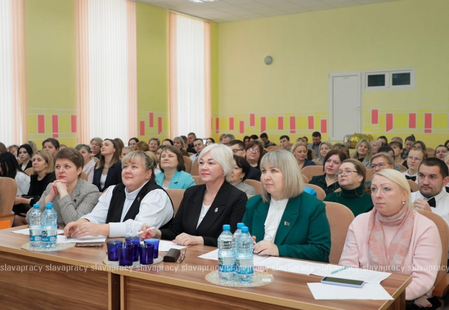     Педагогический триумф – в Копыле выбрали "Учителя года — 2026"