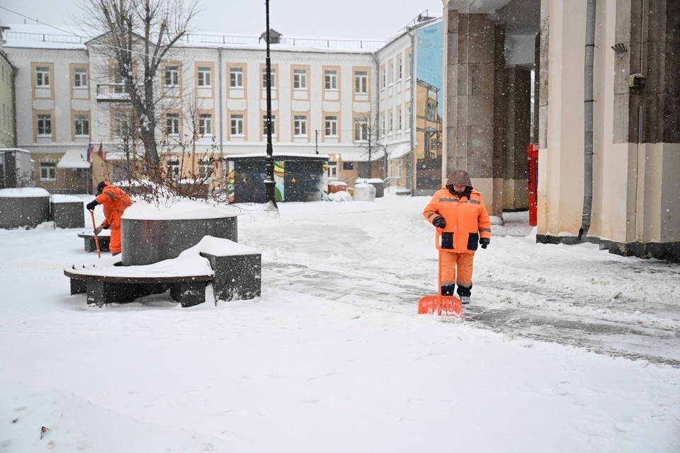    Власти Москвы задействовали 130 тысяч человек на уборку улиц от снега Михаил ФРОЛОВ