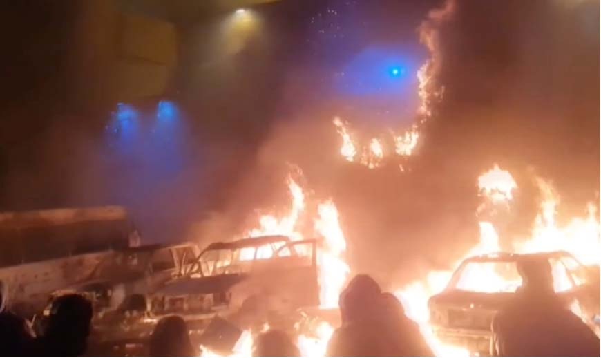 В Тегеране были подожжены здания и автомобили (Фото: BBC)