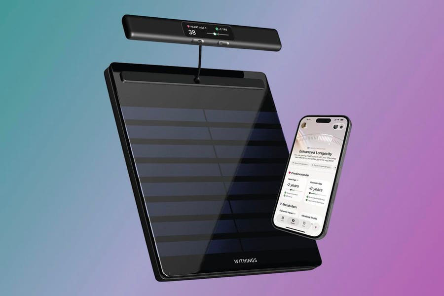 Выдвинутая ручка с ярким LCD-дисплеем, кнопками для ввода данных и металлическими электродами.