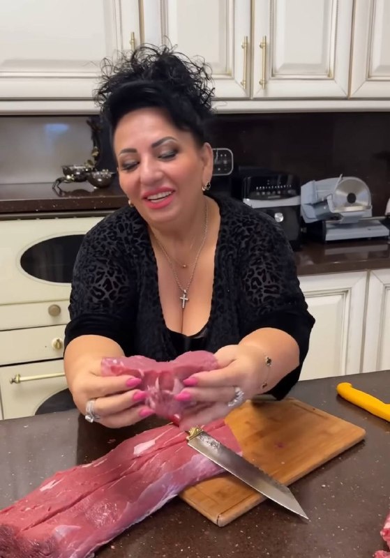 Аруся настоящий мясник!