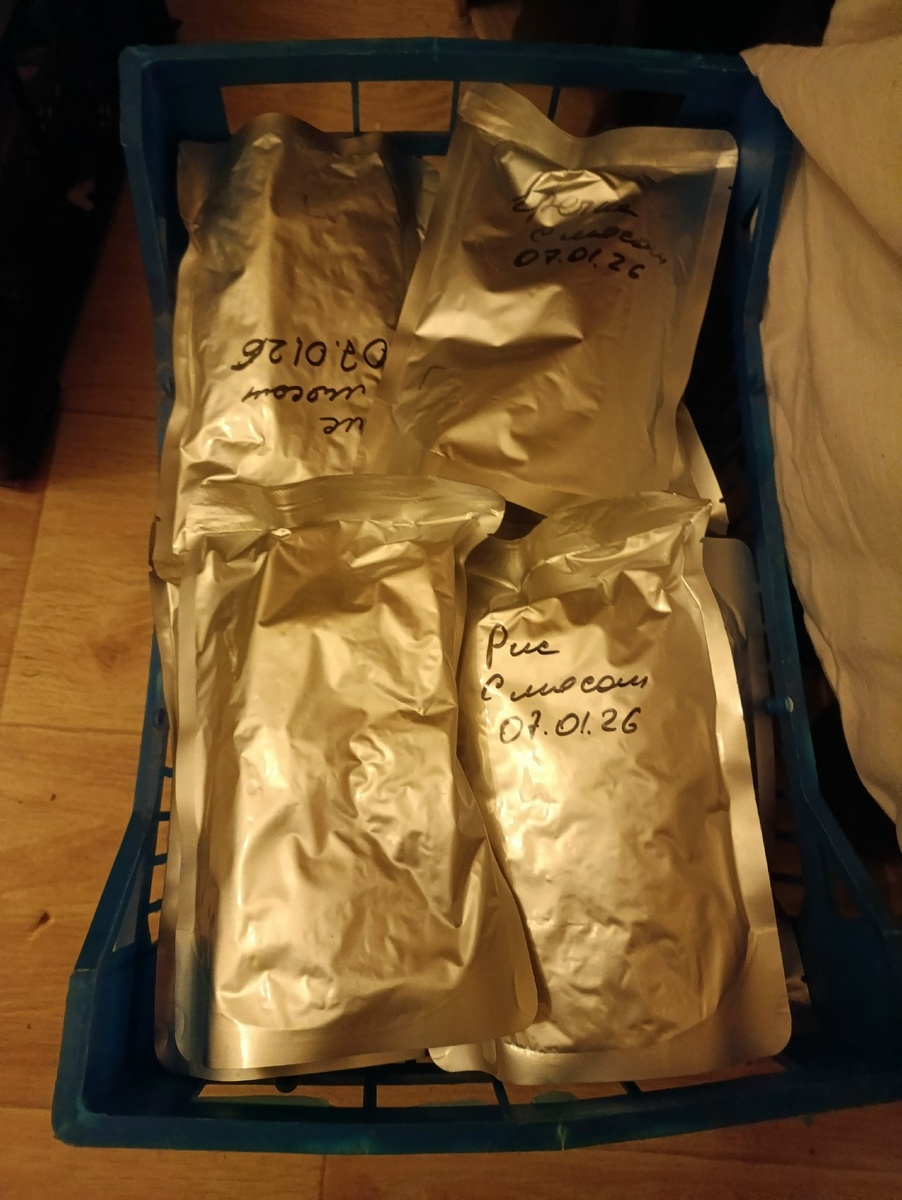 Пара таких ящиков с кашами к лету готова.