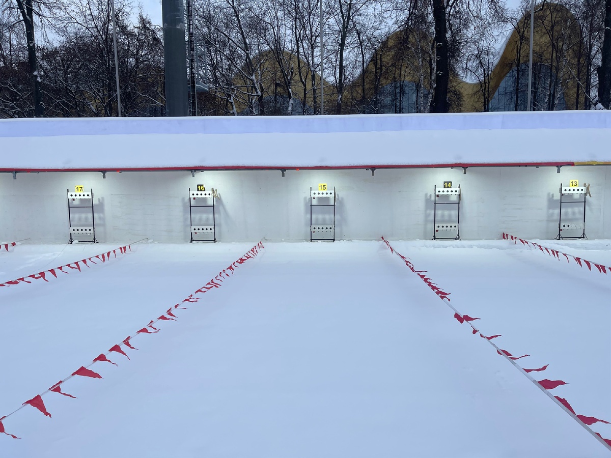 Огневые рубежи. Дистанция — 10 метров (т.к. винтовки пневматические, а не огнестрельные)