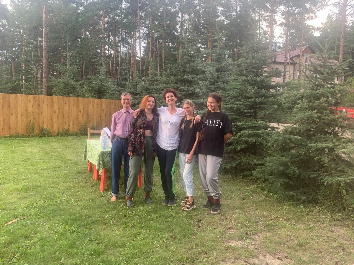 Ольга Зибрева (в центре) и наша команда