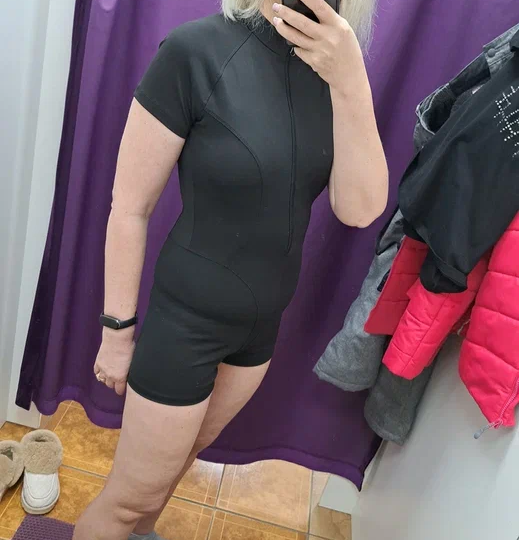 Примеряю и выбираю купальники для бассейна. От трёх отказалась, но в итоге один подошёл.