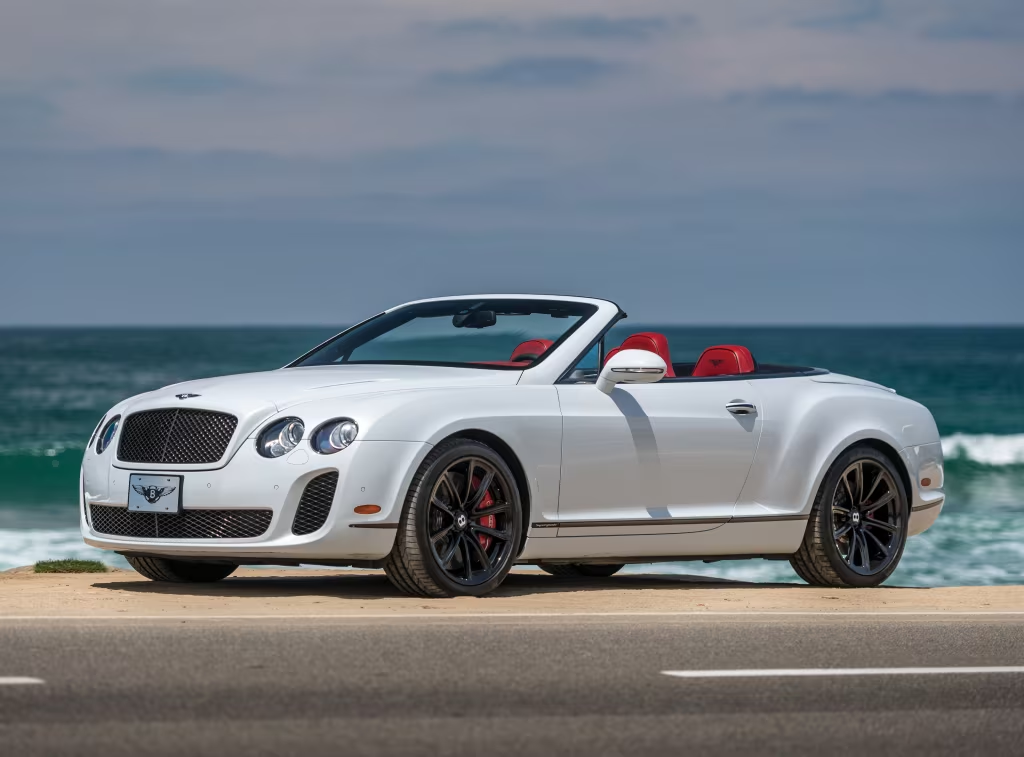  Он создан не для гоночных треков, а для того, чтобы превращать бесконечные живописные дороги в личный аттракцион, где ветер в волосах гармонирует с рёвом 700 с лишним лошадей.