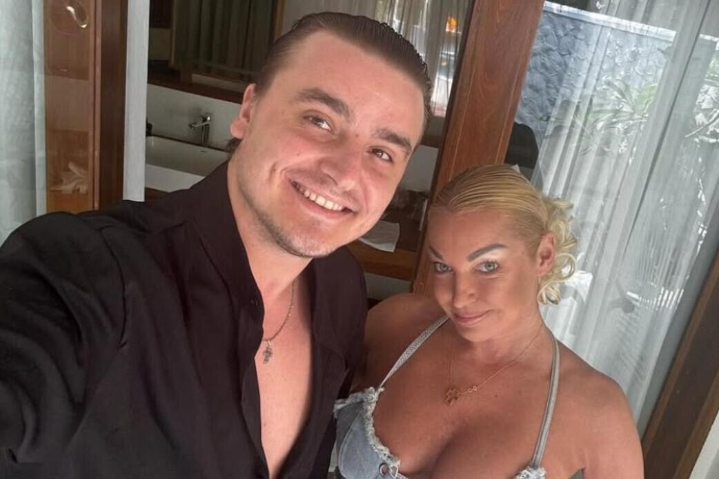     «Я вышла из океана»: Анастасия Волочкова в бикини экстремально раздвинула ноги на плече партнера на мальдивском пляже