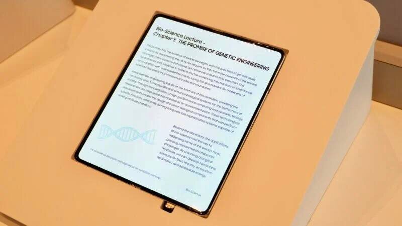 Samsung представила первый складной экран без видимых "изгибов"