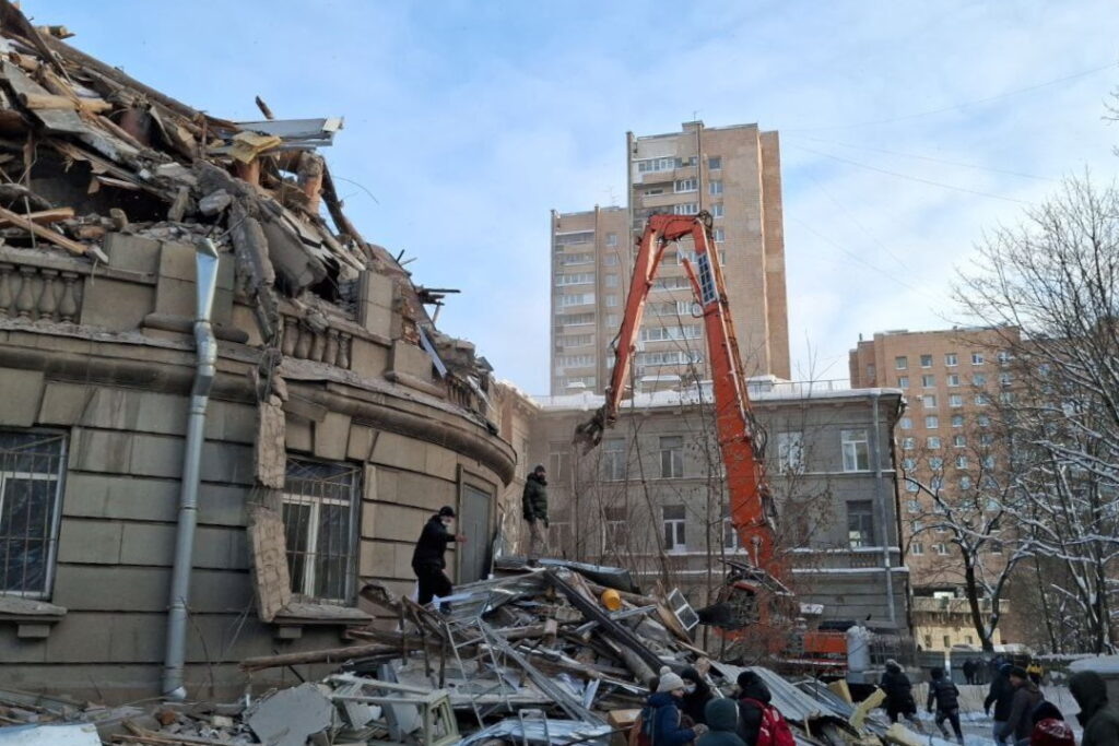 Таким здание ВНИИБ стало к середине дня 8 января