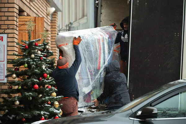 Грузчики переносят вещи Ларисы Долиной в машину у её дома в Москве, январь 2026 года / Евгений Мессман/ТАСС  