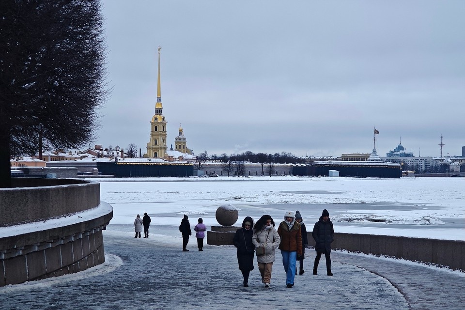    "Моржи" окунулись в прорубь возле Петропавловской крепости. Алексей БУЛАТОВ