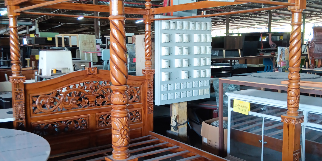 ​Мебельная барахолка или пыльная роскошь? Сокровища в пригороде Куала-Лумпура