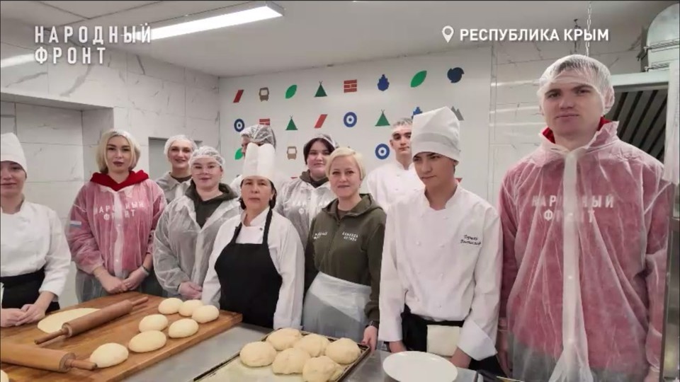    Команда Молодежки "Народного фронта" вместе с мастерами крымского колледжа общественного питания и торговли своими руками сделали пироги. Фото: кадр из видео крымского отделения «Народного фронта»