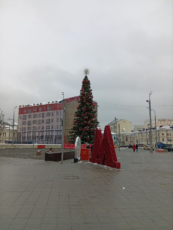 Елка рядом с выходом из метро Добрынинская.