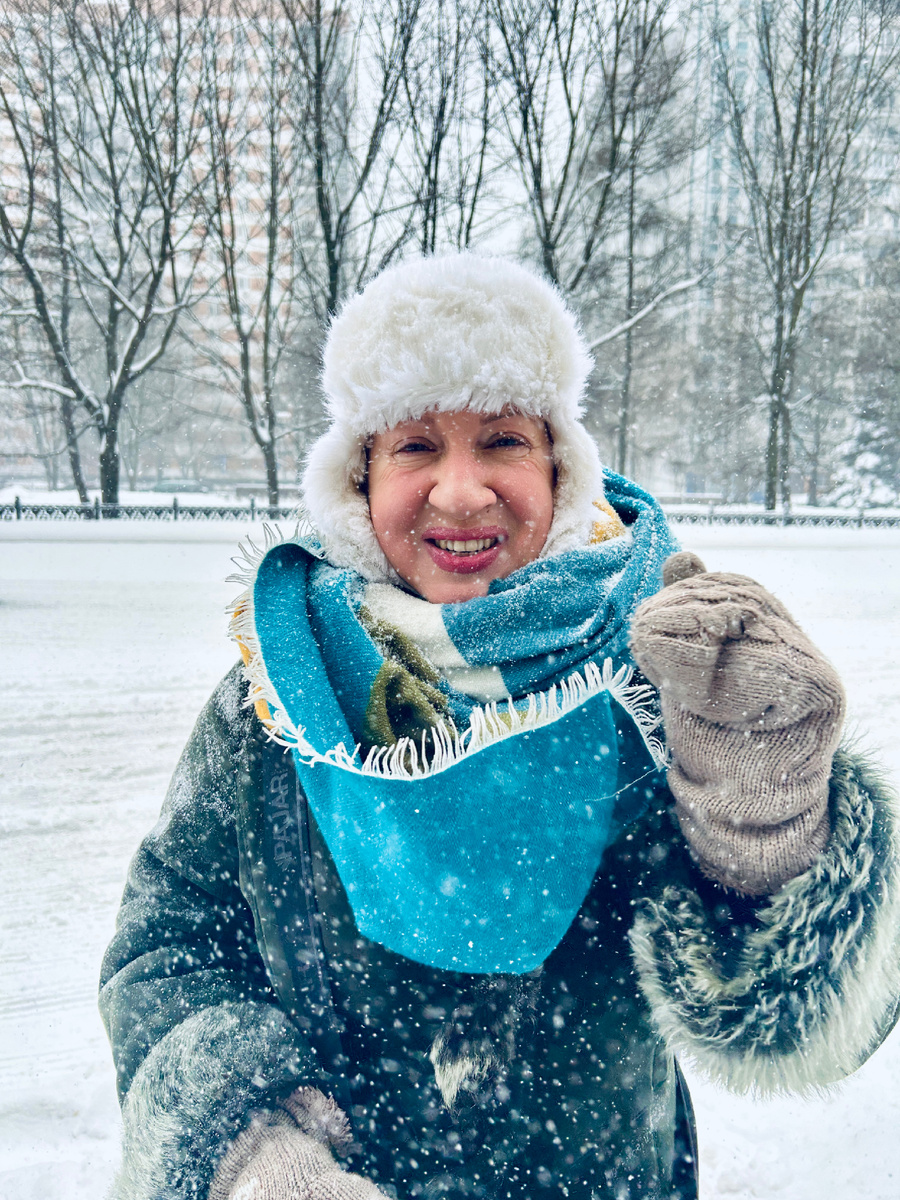 А так выглядит полузанесенный снегом автор 