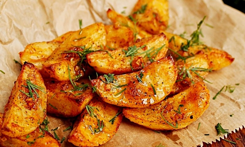 Картошка в духовке вкуснее жареной: мой простой рецепт с хрустящей корочкой, съедается мигом