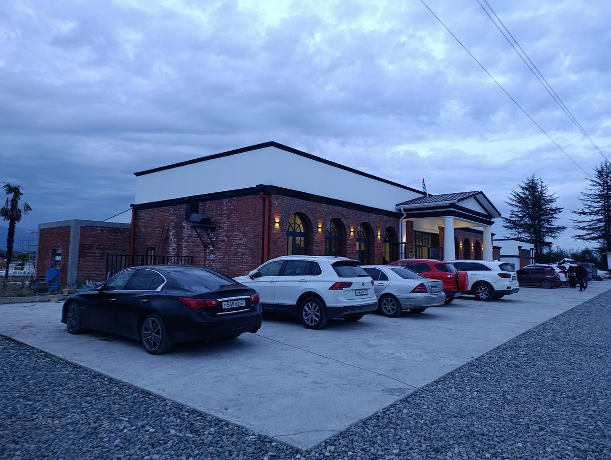 Стоянка у входа, довольно аккуратная, никакая грязь ее не испортит