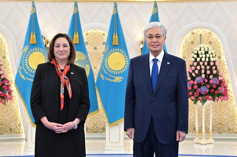 Джули Стаффт и Касым-Жомарт Токаев. Фото с сайта akorda.kz