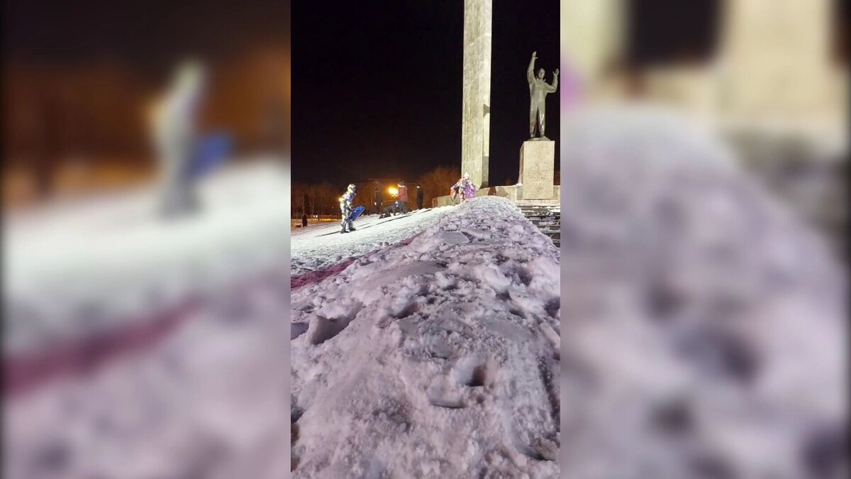    Оренбуржцы сделали горки на спусках с памятников   56orb.ru