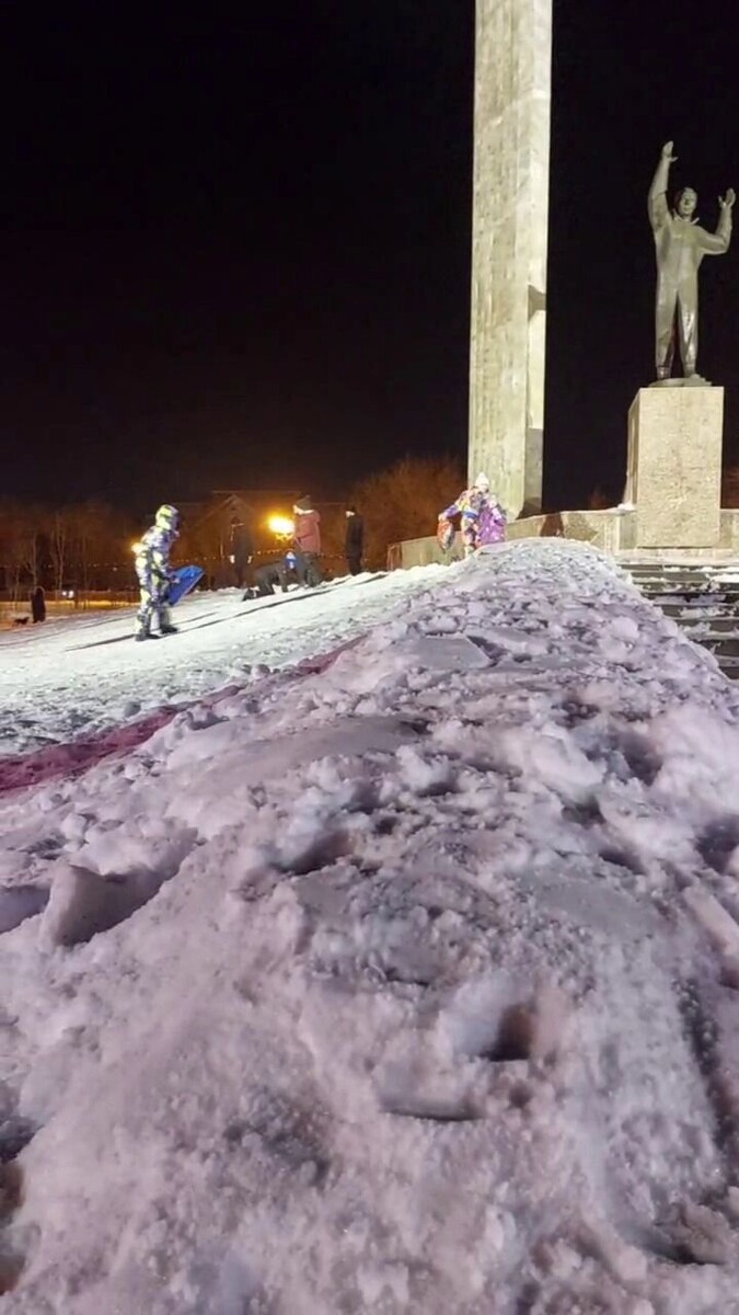    Горки у памятников в Оренбурге   56orb.ru