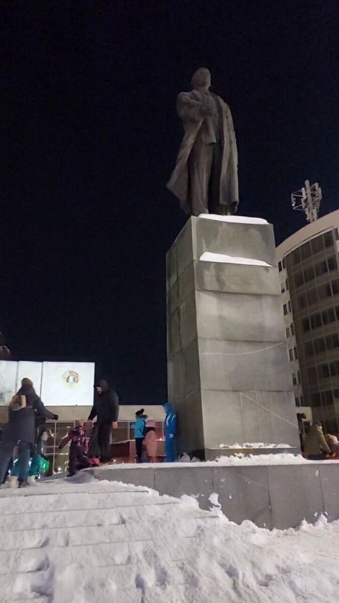    Горки у памятников в Оренбурге   56orb.ru