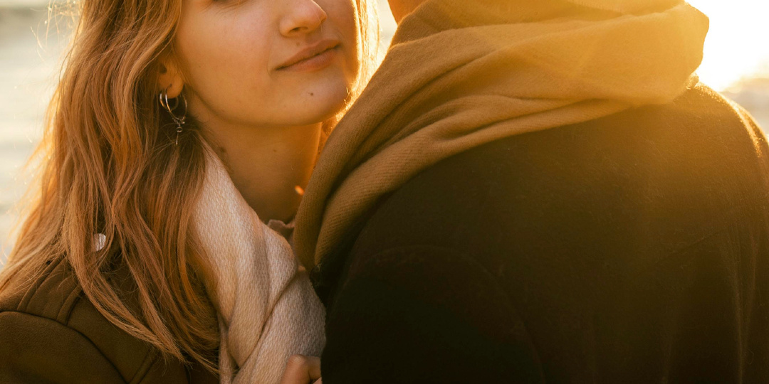 Неочевидные признаки, что женщина говорит неправду. Простой гид по невербальным сигналам