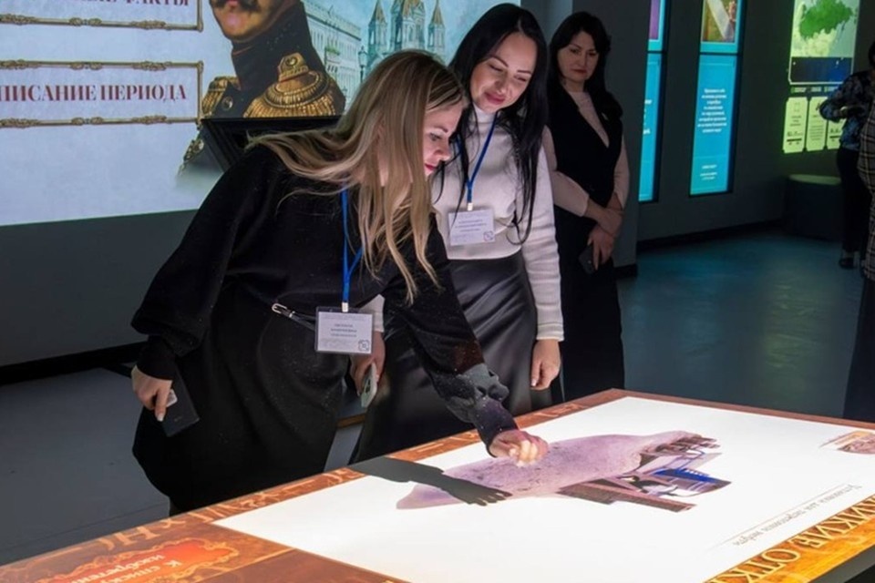    В молодежном центре Донецка работает выставка «Романовы». Фото: Минпросвещения России