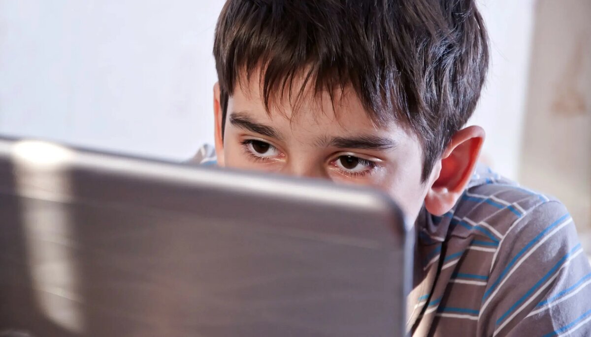 Многие молодые люди интересуются тем, что им кажется неловким и трудно говорить с другими. Это может объяснить, почему многие теперь обращаются к ИИ за ответами о психическом здоровье, считает исследователь. (Фото: Shutterstock / NTB) 