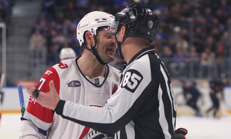    Робинсон ударил Радулова после окончания матча между «Трактором» и «Локомотивом». Фото: Global Look Press