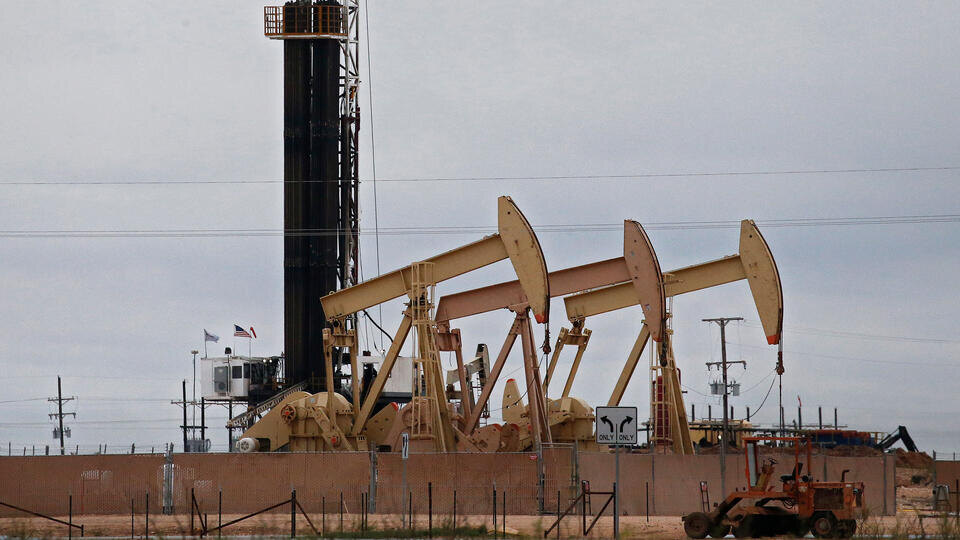     FT предрекла ущерб американским буровым компаниям от добычи нефти в Венесуэле LARRY W. SMITH/EPA/TASS