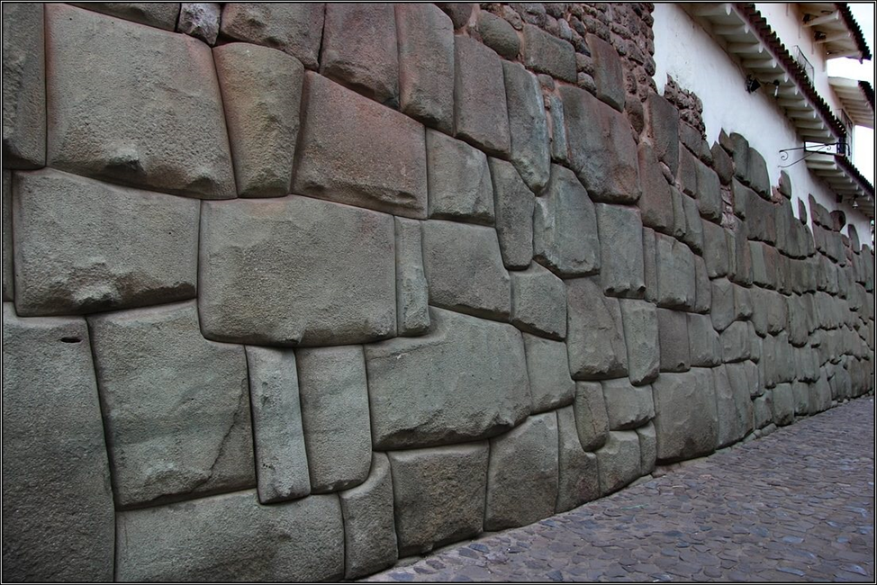 Образец полигональнй кладки в Перу.