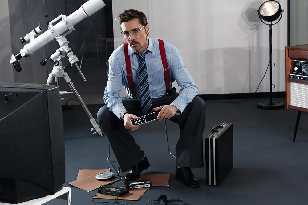 Брюки и рубашка, Ushatava; галстук, Paul Smith; обувь, Barrett (ЦУМ); очки, Balenciaga; подтяжки, superмагазин📷
