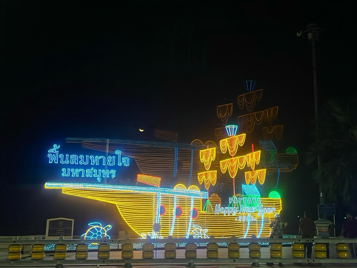 Корабль на набережной в Паттайе